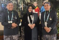 Pelantikan serentak pengurus PKB se Indonesia, Hj. Ida Nur Sa'adah dan pengurus DPC PKB Kudus kenakan baju Adat Kudus (Foto:Istimewa)