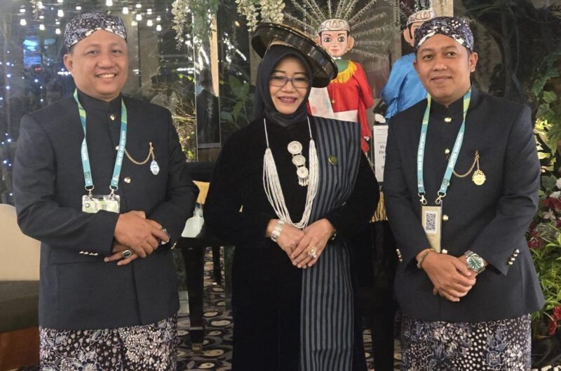 Pelantikan serentak pengurus PKB se Indonesia, Hj. Ida Nur Sa'adah dan pengurus DPC PKB Kudus kenakan baju Adat Kudus (Foto:Istimewa)