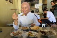 Ketua TP PKK Kabupaten Kudus, Endhah Sam'ani Intakoris mencicipi kuliner lentog tanjung. (Foto: J05) 
