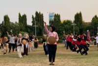Ketua TP PKK Kabupaten Kudus, Endhah Sam'ani Intakoris mengikuti sesi latihan tari kolosal lajur caping kalo di Alun-alun Simpang Tujuh Kudus. (Foto: J05) 