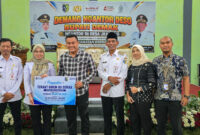 BRI Branch Office (BO) Demak menyerahkan tenant UMKM kepada perwakilan UMKM binaan (Foto:Istimewa)