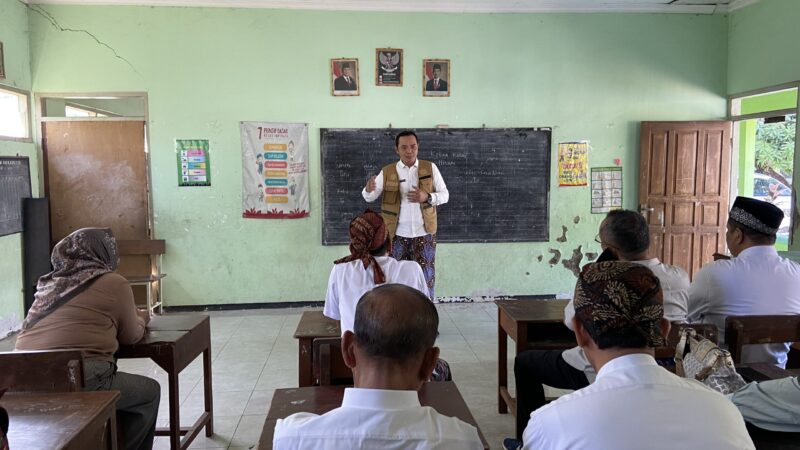 Kepala Dinas Sosial P3AP2KB Kudus, Putut Winarno saat mengikuti kunjungan ke SD 5 Hadipolo, Kecamatan Jekulo. (Foto: J05)