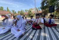 Murid pertukaran pelajar di SD 4 Loram Kulon, Kecamatan Jati, Kabupaten Kudus antusias mengikuti ekstrakurikuler rebana. (Foto: J05)