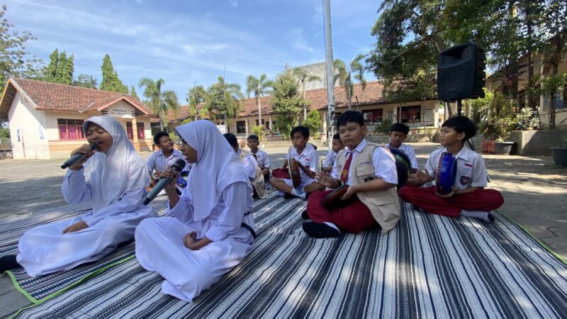 Murid pertukaran pelajar di SD 4 Loram Kulon, Kecamatan Jati, Kabupaten Kudus antusias mengikuti ekstrakurikuler rebana. (Foto: J05)