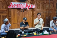Mantan Ketua BEM UGM, Tiyo Ardianto, menyampaikan pandangannya tentang pentingnya perubahan cara berpikir sebagai fondasi membangun bangsa saat menjadi narasumber dalam Forum Sedulur Maiyah Kudus edisi ke-104 bertajuk 