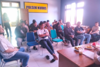 Kapolsek Kudus AKP Subkhan, S.H., M.H., memberikan pembinaan kepada perwakilan Paguyuban PKL Street Coffee Jalan Jenderal Sudirman dan Jalan Ahmad Yani di Ruang Wira Kresna Pratama Polsek Kudus, Rabu (22/7/2026). Foto: Polsek Kudus