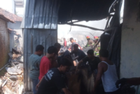 Kondisi saat api melalap gudang spare part motor di Jepangpakis Kudus. (Foto: JP)