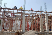 Terlihat pekerja saat tidak mengenakan standart K3. (Foto: ist.)