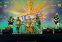 Momen penuh kebanggaan saat grup band The A+ menerima trofi Juara 1 Grand Final Kompetisi Band Hydro Plus Soccer League (HPSL) 2026 Tingkat SMP di Stadion Supersoccer Arena (SSA), Kudus. (Foto: istimewa)