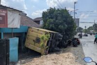 Truk terguling di dekat traffic light Perempatan Jepang, Kecamatan Mejobo, Kabupaten Kudus, Rabu (15/7/2026). (Foto:  JP)