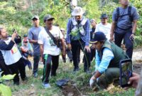 Bupati Kudus saat penanaman bibit di sela-sela Pendakian. Foto: Diskominfo