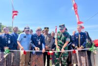 Dandim 0722/Kudus Letkol Arh Yuusufa Allan Andriasie didampingi Sekda Kudus Eko Djumartono meresmikan Jembatan Garuda di Desa Tanjungrejo, Kecamatan Jekulo, Kamis (23/7). (Foto: istimewa)
