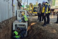 Kepala Dinas PUPR Kabupaten Kudus, Harry Wibowo, meninjau progres pembangunan drainase di Jalan Wahid Hasyim, Selasa (14/7/2026).  (Foto: JP)