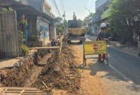 Pembangunan drainase di Jalan Pedawang, Kecamatan Bae, mulai dikerjakan sebagai upaya Pemkab Kudus mengurangi genangan air saat musim hujan. Foto: JP