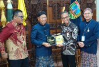 Bupati Kudus Sam'ani Intakoris foto bersama usai menerima jajaran Bank Jateng dalam audiensi di Pendapa Kabupaten Kudus, membahas penguatan transformasi digital layanan publik, termasuk rencana penerapan e-ticketing di sejumlah objek wisata. (Foto: istimewa)