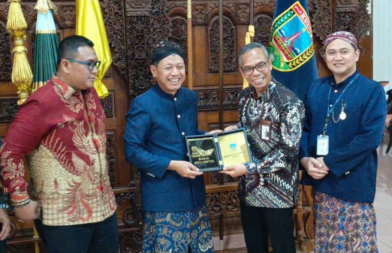Bupati Kudus Sam'ani Intakoris foto bersama usai menerima jajaran Bank Jateng dalam audiensi di Pendapa Kabupaten Kudus, membahas penguatan transformasi digital layanan publik, termasuk rencana penerapan e-ticketing di sejumlah objek wisata. (Foto: istimewa)