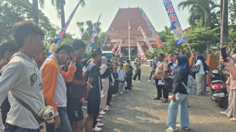 Persiapan berangkat menuju Kejurnas di depan gedung DPRD Kudus. (Foto: JP)