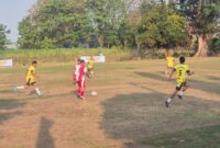 Duel sengit tersaji pada laga pembuka Turnamen Sepak Bola U-40 Sandung Cup 5 di Lapangan Karang Bener, Kudus. Semangat sportivitas dan kerja sama tim menjadi warna tersendiri dalam kompetisi yang mempertemukan para pesepak bola senior. (Foto: JP)