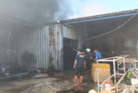 Tim Damkar saat di lokasi kebakaran gudang dek motor Desa Getas Pejaten Kudus. (Foto: JP)