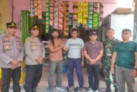 Paguyuban Warung Madura Nur Dzat Sejati Kudus menyerahkan uang ganti rugi sebesar Rp55.478.297 kepada pemilik Warung Madura nonpaguyuban, Zaenal Arifin, di Desa Jepang, Kecamatan Mejobo, Jumat (24/7/2026). (Foto: JP)