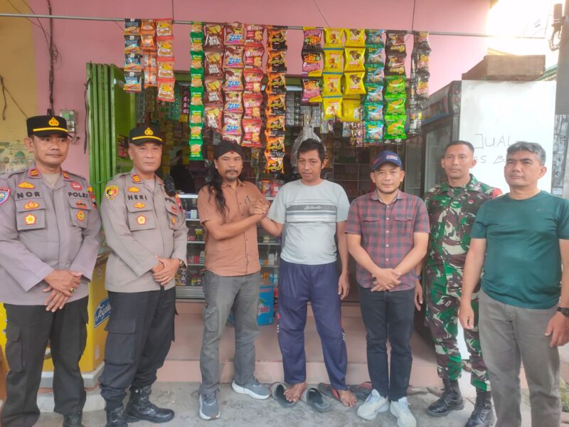 Paguyuban Warung Madura Nur Dzat Sejati Kudus menyerahkan uang ganti rugi sebesar Rp55.478.297 kepada pemilik Warung Madura nonpaguyuban, Zaenal Arifin, di Desa Jepang, Kecamatan Mejobo, Jumat (24/7/2026). (Foto: JP)
