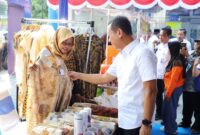 Bupati Kudus, Sam'ani Intakoris meninjau UMKM pada acara Gebyar Fest 81 Bank Jateng. (Foto: Istimewa) 