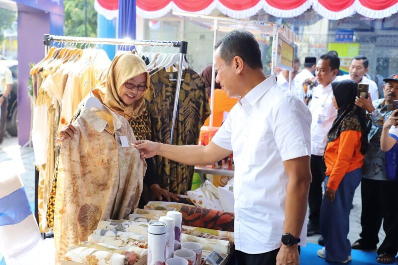 Bupati Kudus, Sam'ani Intakoris meninjau UMKM pada acara Gebyar Fest 81 Bank Jateng. (Foto: Istimewa) 