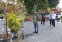 Jelang Hari Jadi Ke-477 Kota Kudus, Bupati Sam’ani Intakoris turun langsung mengikuti kegiatan kurve bersama masyarakat di kawasan Taman Menara Kudus, Jumat (21/8/2026). Foto: Diskominfo