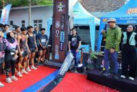 Bupati Kudus Sam'ani Intakoris bersama Ketua TP PKK Kabupaten Kudus Endhah Sam'ani Intakoris membuka Muria Trail Run (MTR) 2026 di Balai Desa Rahtawu, Kecamatan Gebog, Minggu, 2/8/2026. (Foto: Istimewa) 