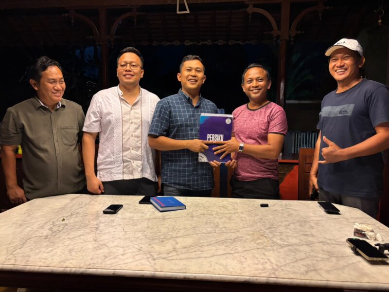 Foto bersama jajaran manajemen Persiku Kudus dan Presiden Klub baru, Bangun Bawono, usai penunjukan menjelang kompetisi Liga 2 musim mendatang. (Foto: JP) 
