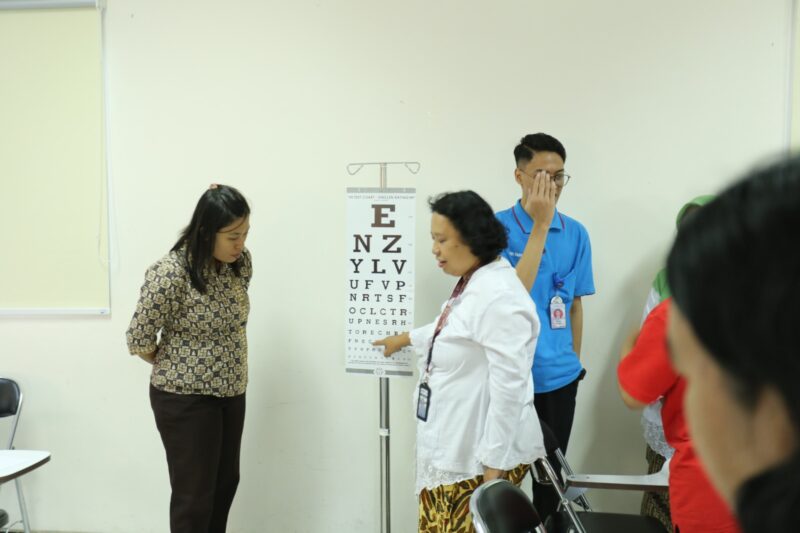 Rotary Club Kudus dan Rotary Club Kudus Srikandi bersama Rotary Club Semarang Kunthi serta RS Mardi Rahayu Kudus memberikan Pelatihan Dasar Skrining Kesehatan Mata bagi Guru Sekolah Dasar (SD) di Kabupaten Kudus. (Foto: JP) 