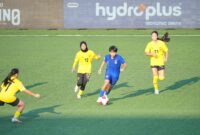 Timnas Putri U-16 Thailand (jersey biru) melaju ke babak final Srikandi Merdeka Cup persembahan Caffino usai menaklukkan Timnas Putri U-16 Malaysia (jersey kuning) dalam laga semifinal yang berlangsung di Supersoccer Arena, Kudus, Jawa Tengah, Jumat (21/8). Dalam laga yang berlangsung sengit itu, Thailand menang dengan skor 5-1. (Foto: Istimewa) 