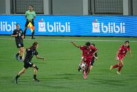 Timnas Putri U-16 Indonesia Garuda Pertiwi (jersey merah) memastikan langkah ke babak final Srikandi Merdeka Cup persembahan Caffino usai mengungguli Timnas Putri U-16 Yordania (jersey hitam) dengan skor 3-0 di laga semifinal, Jumat (21/8). Di partai final, Garuda Pertiwi akan berhadapan dengan Thailand yang akan tersaji di Supersoccer Arena, Kudus, Jawa Tenga pada Minggu (23/8) mendatang. (Foto: Istimewa) 