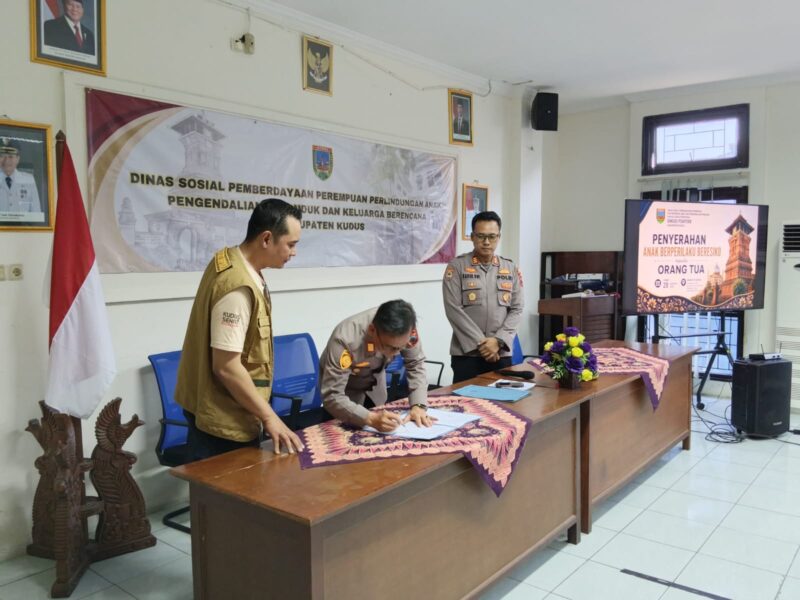 Penandatanganan penyerahan dari Dinsos dan kepolisian ke orang tua (Foto:Istimewa)