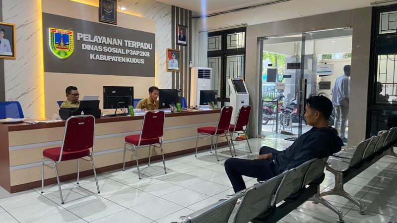 Pelayanan di Dinas Sosial P3AP2KB Kabupaten Kudus. (Foto: J05) 