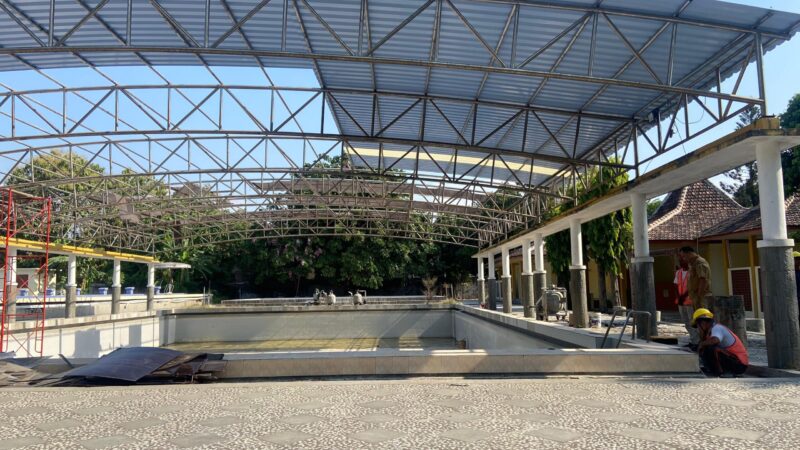 Rehabilitasi Kolam renang Wergu Wetan di Kabupaten Kudus. (Foto: J05) 