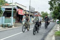 Bupati Kudus, Sam'ani Intakoris berangkat ke Pendapa Kabupaten Kudus dengan bersepeda. (Foto: Istimewa) 