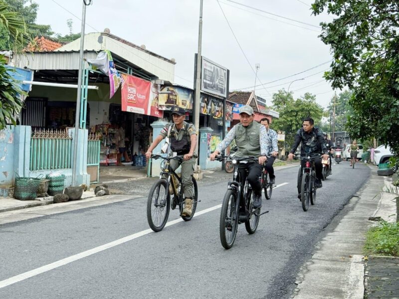 Bupati Kudus, Sam'ani Intakoris berangkat ke Pendapa Kabupaten Kudus dengan bersepeda. (Foto: Istimewa) 
