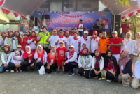 Kompak merayakan kemerdekaan. Kepala Desa Karangmalang Masyhuri bersama panitia dan warga berfoto bersama usai kegiatan Jalan Sehat Desa Karangmalang dalam rangka HUT ke-81 RI, Minggu (30/8/2026).