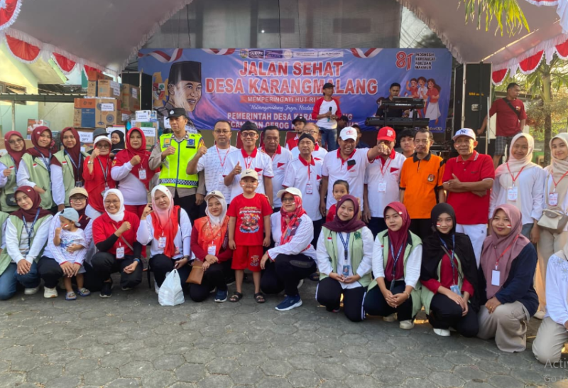 Kompak merayakan kemerdekaan. Kepala Desa Karangmalang Masyhuri bersama panitia dan warga berfoto bersama usai kegiatan Jalan Sehat Desa Karangmalang dalam rangka HUT ke-81 RI, Minggu (30/8/2026).