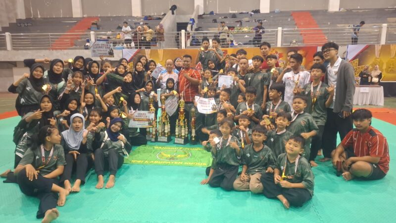 Foto bersama usai didaulat sebagai juara umum di Kejurnas Pencak SIlat di Purbalingga. (Foto: istimewa)