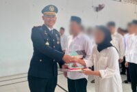 Kepala Rutan Kelas IIB Kudus Andi Rahmanto menyerahkan remisi secara simbolis kepada warga binaan dalam rangka HUT ke-81 Kemerdekaan RI di Rutan Kudus, Senin (17/8/2026). Foto: Dokumentasi Rutan Kudus. 