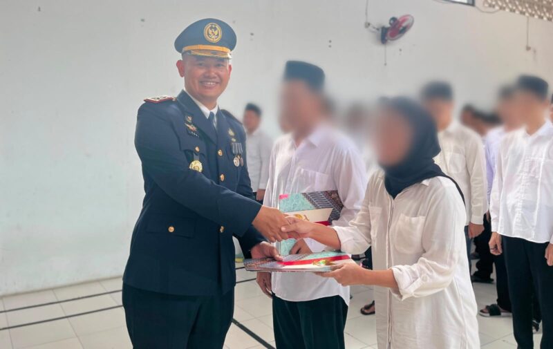 Kepala Rutan Kelas IIB Kudus Andi Rahmanto menyerahkan remisi secara simbolis kepada warga binaan dalam rangka HUT ke-81 Kemerdekaan RI di Rutan Kudus, Senin (17/8/2026). Foto: Dokumentasi Rutan Kudus. 