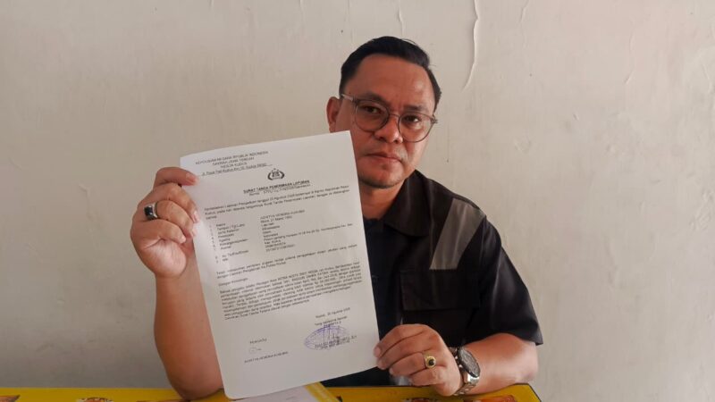 Pengacara menunjukkan surat laporan. Foto: JP