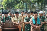 Dandim 0722/Kudus Letkol Arh Yuusufa Allan Andriasie bersama Forkopimda dan masyarakat mengikuti Salat Istisqa di halaman Makodim 0722/Kudus, Senin (31/8/2026). Salat tersebut digelar sebagai ikhtiar memohon turunnya hujan di tengah kemarau panjang. (Foto: istimewa)