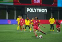 Timnas Putri U-16 Indonesia Garuda Pertiwi (jersey merah) sukses mengemas tiga poin usai mengungguli Timnas Putri U-16 Malaysia (jersey kuning) 2-0 di laga kedua babak kualifikasi Grup A Srikandi Merdeka Cup persembahan Caffino yang berlangsung di Supersoccer Arena Kudus, Jawa Tengah, Minggu, 16/8/2026. (Foto: Istimewa)