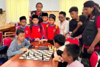 Ketua Paguyuban Pedagang Warung Madura, Asim, memantau jalannya Turnamen Catur Merdeka Cup di Aula Kecamatan Kota Kudus, Sabtu (2/8/2026). (Foto: JP)