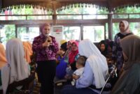 Ketua TP PKK Kabupaten Kudus, Endhah Sam’ani Intakoris saat menjadi narasumber Seminar Hari ASI Sedunia di Pendapa Kabupaten Kudus. (Foto: JP)