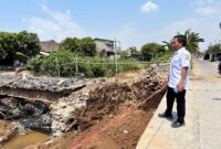 Kabid Bina Marga Dinas PUPR Kudus Supriyadi mengecek langsung proses rehabilitasi Jembatan 10 Kesambi, Rabu (26/8/2026). Jembatan tersebut akan diperlebar menjadi 8 meter dan dinaikkan 1 meter untuk mengantisipasi luapan air. Foto: JP