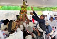Tak hanya memantau, Kepala Desa Piji juga turut larut dalam kemeriahan kirab dengan ikut memperebutkan gunungan bersama warga. Momen ini menjadi simbol kebersamaan dan guyub rukun dalam peringatan Maulid Nabi dan Haul Syech Amir Ibrahim Al Iraqi. Foto: JP